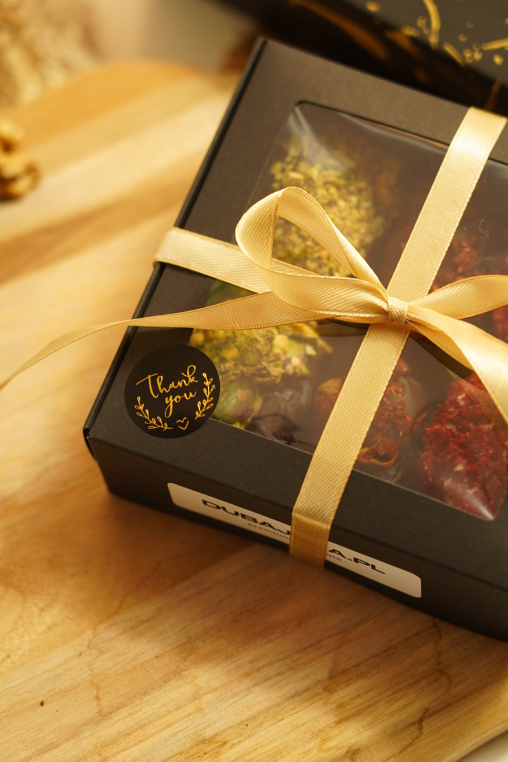 Naklejka i wstążka na pudełku z daktylami