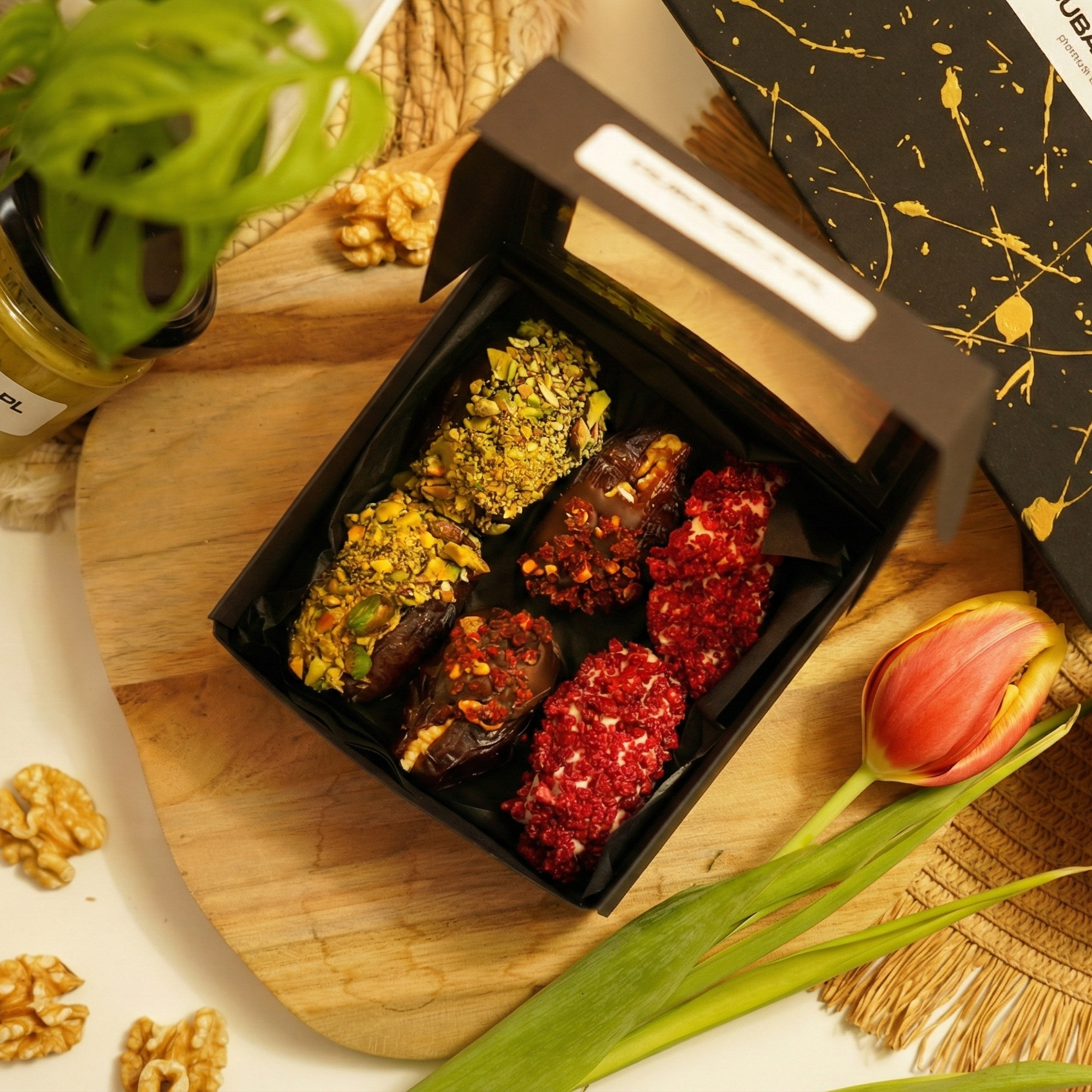 otwarte pudełko z nadziewanymi daktylami 6 szt