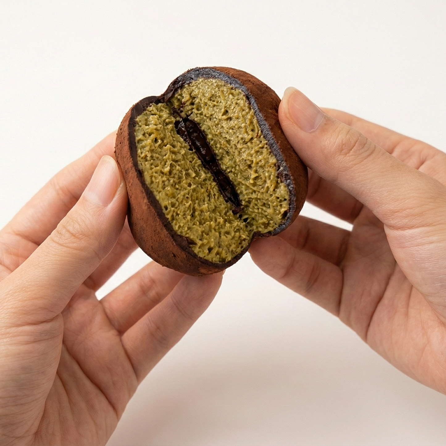 rozcięta na pół kula dubajska Dujjonku, z widocznym dubajskim nadzieniem