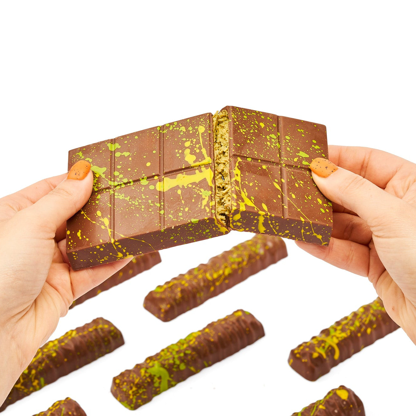 czekolada dubajska przełamana w rękach