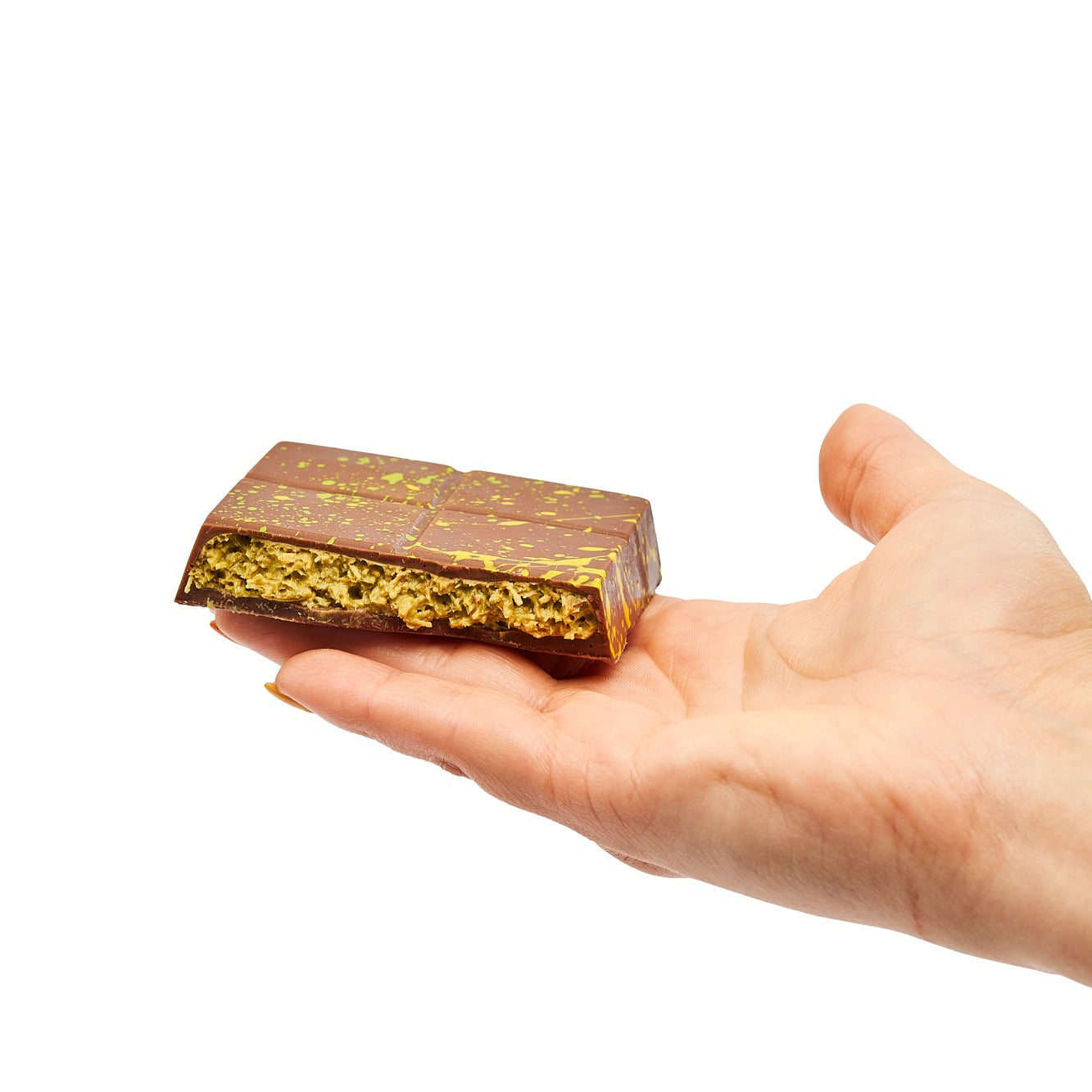 przełamana czekolada na dłoni